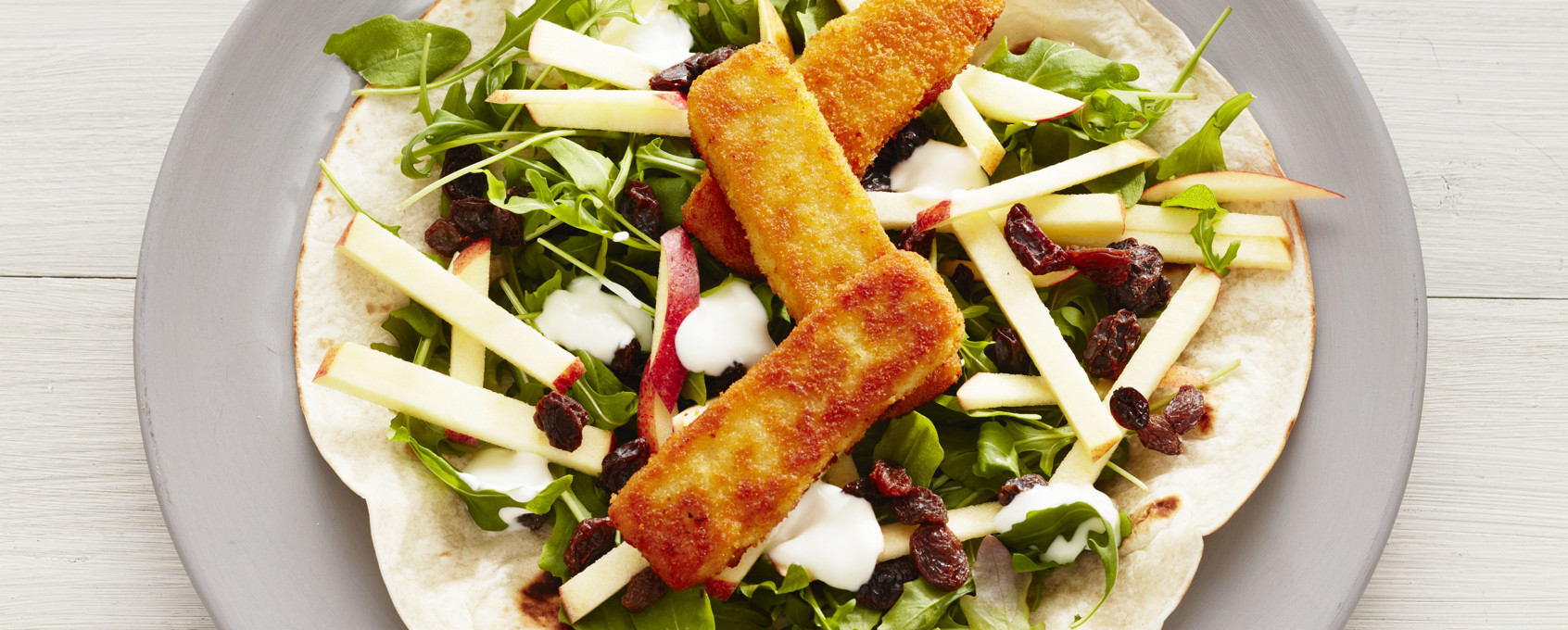 Wraps med panert fisk, eple og yoghurt