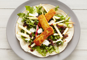 Wraps med panert fisk, eple og yoghurt